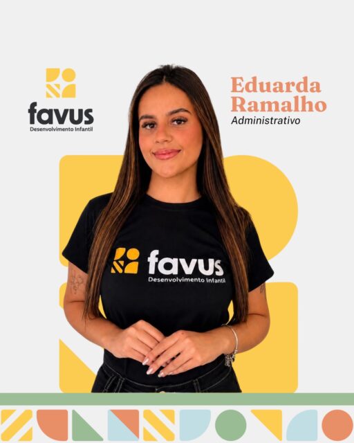 🐝 Eduarda Ramalho, integrante da área administrativa da Favus, é um dos primeiros rostos que muitas crianças e famílias encontram por aqui. Com simpatia, atenção e um sorriso sempre presente, ela contribui para tornar cada contato com a nossa equipe mais leve, organizado e acolhedor.📋 Sua trajetória profissional reúne experiências em atendimento ao público, organização de agendas e rotinas administrativas, além de atividades relacionadas ao controle de documentos, arquivos, relatórios e suporte a diferentes setores. Essa vivência contribuiu para desenvolver uma visão ampla sobre organização, atendimento e funcionamento das rotinas de uma instituição.🎓 Eduarda possui formação em Auxiliar Administrativo e atualmente cursa o 5º semestre de Fisioterapia, ampliando continuamente seus conhecimentos e sua proximidade com uma área diretamente relacionada ao cuidado e ao desenvolvimento humano. 💛 Seu diferencial aparece especialmente na forma como se relaciona com as pessoas. Comunicativa, disponível e naturalmente acolhedora, Eduarda alia cordialidade no atendimento à responsabilidade e à organização que fazem parte da rotina administrativa.✨ Para ela, um bom trabalho se constrói com organização, responsabilidade, disposição para aprender e colaboração. Características que aparecem diariamente na maneira como acolhe, orienta e contribui com toda a equipe.🌟 Ter Eduarda na nossa colmeia é contar com alguém que ajuda a tornar a Favus mais organizada, leve e acolhedora todos os dias.👉 Venha conhecer de perto o nosso time. Quem cuida com verdade, transforma.