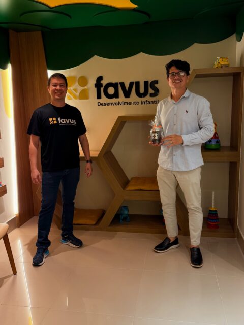 Algumas conexões começam em um encontro e ganham significado com o tempo. 💛Foi assim conosco.Em 2025, a Favus Desenvolvimento Infantil e a Absolutus Seguros estiveram entre os patrocinadores da Jornada do Autismo. Com estandes próximos durante o evento, tivemos a oportunidade de conversar bastante, conhecer melhor os trabalhos desenvolvidos de cada lado, trocar experiências e criar uma conexão que permaneceu mesmo depois daquele encontro.Mais de um ano depois, nossos caminhos voltaram a se cruzar.Hoje, @prof.andreperes, da @absolutusseguros e do @seguro.atipico, esteve na Favus para uma conversa que se estendeu por quase duas horas e mostrou, mais uma vez, como áreas diferentes podem encontrar importantes pontos de convergência quando o olhar está voltado para as famílias, suas necessidades e seu futuro.Falamos sobre cuidado, desenvolvimento, autonomia, planejamento, proteção e, principalmente, sobre a importância de ampliar o olhar para tudo aquilo que pode contribuir para uma vida com mais possibilidades.São campos de atuação distintos, cada um com sua própria perspectiva, mas que se encontram em um ponto essencial: compreender que cuidar de uma família envolve diferentes dimensões e que informação, troca de experiências e boas conexões também fazem parte desse caminho.Foi muito bom reencontrar uma conexão que começou lá na Jornada do Autismo 2025 e perceber que aquela primeira troca ainda tinha muita conversa pela frente.Que venham os próximos encontros e novas boas conversas. 💛@clinicafavus@absolutusseguros@prof.andreperes@seguro.atipico