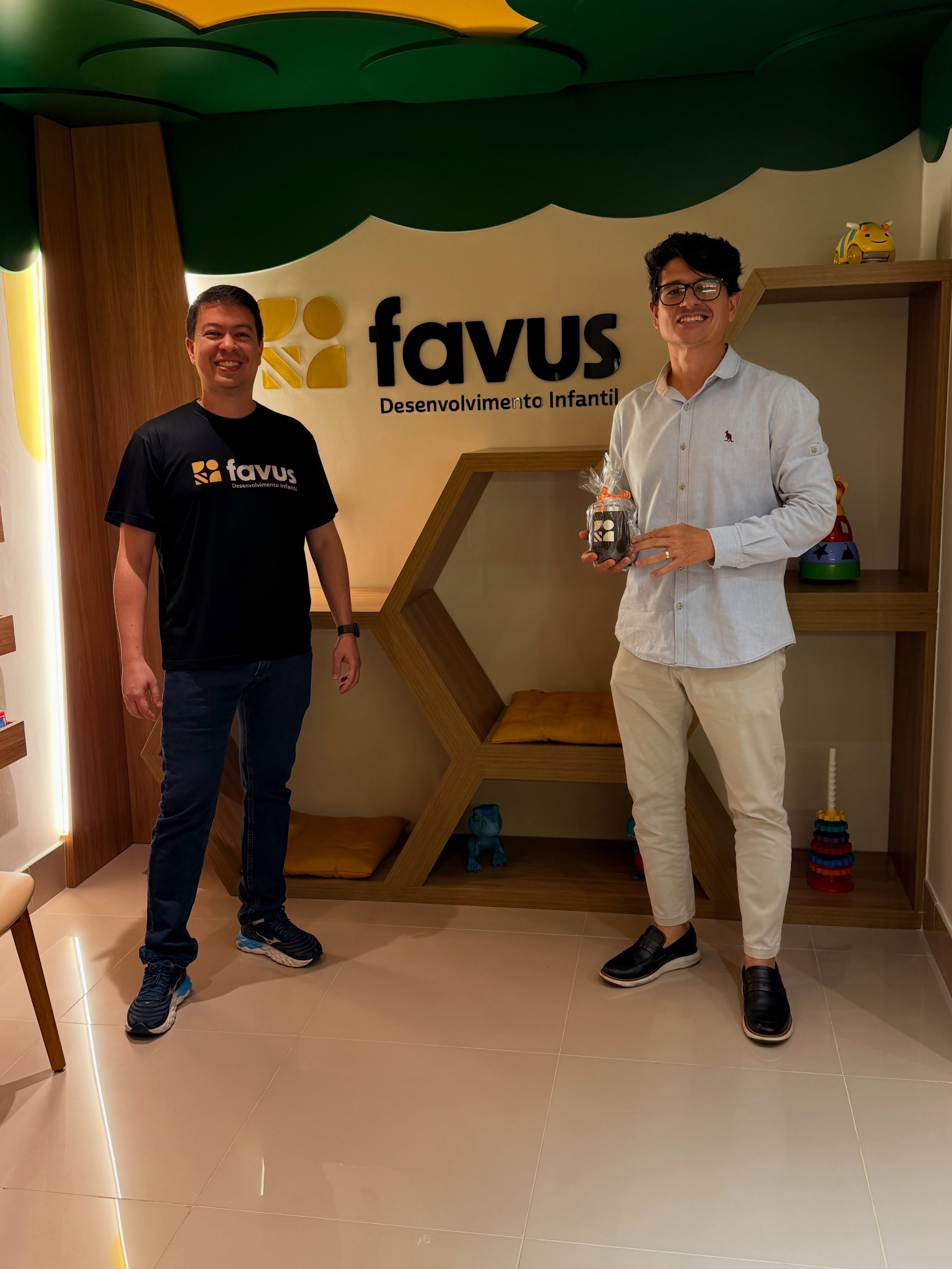 Algumas conexões começam em um encontro e ganham significado com o tempo. 💛Foi assim conosco.Em 2025, a Favus Desenvolvimento Infantil e a Absolutus Seguros estiveram entre os patrocinadores da Jornada do Autismo. Com estandes próximos durante o evento, tivemos a oportunidade de conversar bastante, conhecer melhor os trabalhos desenvolvidos de cada lado, trocar experiências e criar uma conexão que permaneceu mesmo depois daquele encontro.Mais de um ano depois, nossos caminhos voltaram a se cruzar.Hoje, @prof.andreperes, da @absolutusseguros e do @seguro.atipico, esteve na Favus para uma conversa que se estendeu por quase duas horas e mostrou, mais uma vez, como áreas diferentes podem encontrar importantes pontos de convergência quando o olhar está voltado para as famílias, suas necessidades e seu futuro.Falamos sobre cuidado, desenvolvimento, autonomia, planejamento, proteção e, principalmente, sobre a importância de ampliar o olhar para tudo aquilo que pode contribuir para uma vida com mais possibilidades.São campos de atuação distintos, cada um com sua própria perspectiva, mas que se encontram em um ponto essencial: compreender que cuidar de uma família envolve diferentes dimensões e que informação, troca de experiências e boas conexões também fazem parte desse caminho.Foi muito bom reencontrar uma conexão que começou lá na Jornada do Autismo 2025 e perceber que aquela primeira troca ainda tinha muita conversa pela frente.Que venham os próximos encontros e novas boas conversas. 💛@clinicafavus@absolutusseguros@prof.andreperes@seguro.atipico