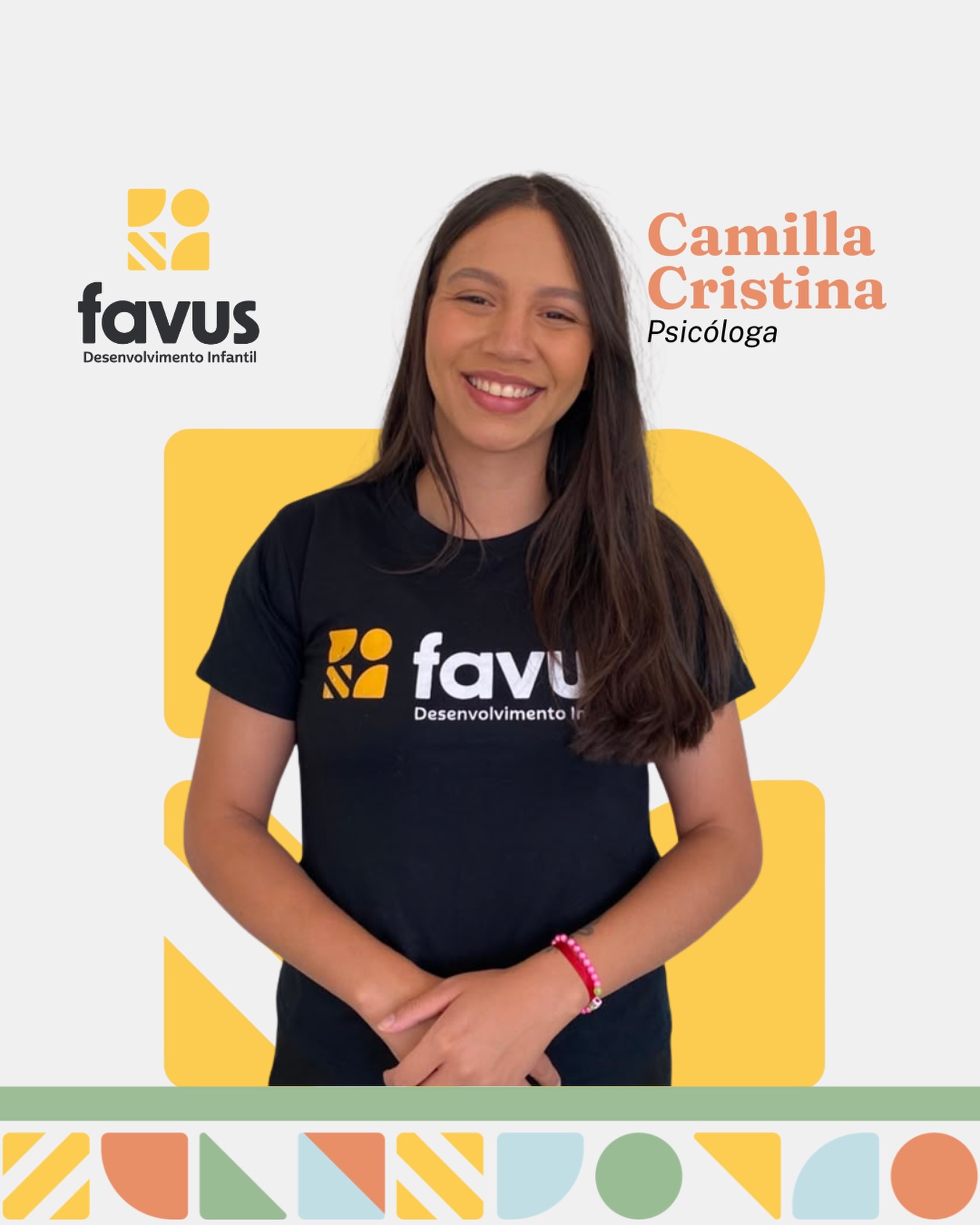 🐝 Camilla Cristina, psicóloga e supervisora da área na Favus, dedica sua atuação ao desenvolvimento infantil, acompanhando crianças e suas famílias a partir de um olhar individualizado para a história, as necessidades e as potencialidades de cada criança.🎓 Psicóloga formada pelo Centro Universitário Unieuro, é pós-graduada em Análise do Comportamento Aplicada (ABA) e atualmente amplia sua formação em Neuropsicologia. Sua trajetória inclui ainda estudos voltados à avaliação psicológica infantil e ao uso de instrumentos como VB-MAPP e ABLLS-R no acompanhamento do desenvolvimento e na definição de objetivos terapêuticos.🧩 Em sua prática clínica, Camilla atua com avaliação, planejamento e acompanhamento de intervenções, elaboração de Planos Terapêuticos Singulares (PTS) e análise funcional do comportamento. O objetivo é compreender não apenas quais habilidades precisam ser desenvolvidas, mas também construir estratégias coerentes com o repertório e com o momento de cada criança.💛 Para ela, o vínculo terapêutico é parte essencial desse processo. Acolhimento, respeito e confiança ajudam a construir um ambiente seguro para que a criança possa aprender, experimentar e avançar, sempre respeitando seu próprio ritmo e sua forma particular de se relacionar com o mundo.👨‍👩‍👧 A participação da família também ocupa um lugar importante em sua atuação. Camilla valoriza a orientação aos responsáveis e a construção de estratégias que favoreçam a generalização das habilidades para além da terapia, aproximando o que é trabalhado em sessão das situações reais vividas pela criança em seu cotidiano.🌟 Como supervisora da Psicologia da Favus, Camilla também contribui para o acompanhamento técnico da área, para o alinhamento dos planejamentos terapêuticos e para que cada intervenção mantenha aquilo que consideramos essencial: individualização, consistência e propósito.👉 Venha conhecer de perto o nosso time. Quem cuida com verdade, transforma.