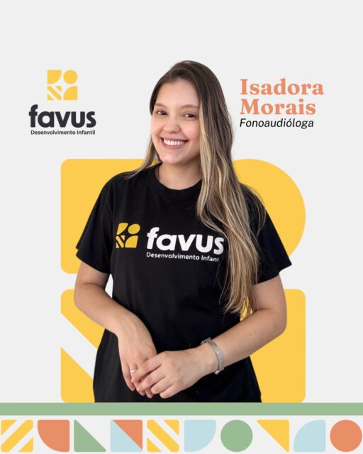 🐝 Isadora Morais, fonoaudióloga e supervisora da área na Favus, construiu sua trajetória profissional voltada ao desenvolvimento da comunicação e da linguagem na infância, especialmente no acompanhamento de crianças com transtornos do neurodesenvolvimento.🎓 Formada em Fonoaudiologia pela Universidade de Brasília (UnB), possui formação e aprimoramentos nas áreas de Linguagem, Motricidade Orofacial, Transtorno do Espectro Autista, Transtornos Motores de Fala, Comunicação Aumentativa e Alternativa (CAA) e Transtornos de Aprendizagem. Seu percurso inclui ainda estudos específicos em TDL, leitura e escrita e diferentes recursos de avaliação e intervenção fonoaudiológica. 🗣️ Para Isadora, a terapia não deve se limitar ao que acontece dentro do consultório. Por isso, sua atuação valoriza a conexão entre clínica, família e escola, buscando fazer com que as habilidades construídas durante a intervenção possam ser utilizadas pela criança nos diferentes contextos de sua vida.💛 Seu olhar também ultrapassa as necessidades do presente. Os objetivos terapêuticos são pensados considerando todo o percurso de desenvolvimento da criança, para que comunicação, linguagem e autonomia sejam recursos que contribuam para sua qualidade de vida na infância, na adolescência e, futuramente, na vida adulta.✨ Essa perspectiva se traduz em uma prática individualizada e interdisciplinar, na qual cada habilidade trabalhada precisa ter propósito e funcionalidade para a vida real da criança.🌟 Como supervisora da Fonoaudiologia da Favus, Isadora também contribui para o acompanhamento técnico da área e para a construção de intervenções cada vez mais consistentes, integradas e alinhadas às necessidades de cada criança e de sua família.👉 Venha conhecer de perto o nosso time. Quem cuida com verdade, transforma.