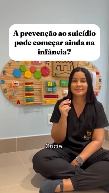 Antes de uma crise, existe uma história inteira sendo construída. 💛Na infância, aprender a reconhecer sentimentos, lidar com frustrações, pedir ajuda e saber que existem adultos disponíveis para escutar contribui para a construção de importantes fatores de proteção para a saúde mental.Neste Setembro Amarelo, nosso convite é ampliar esse olhar: cuidar da saúde emocional também é um trabalho que começa cedo — nas relações, na escuta, no acolhimento e nas habilidades que a criança desenvolverá para levar consigo ao longo da vida.Cuidar hoje também é preparar para o amanhã.Se este conteúdo fez sentido para você, compartilhe com quem também cuida de uma criança. 🐝#SetembroAmarelo #SaúdeMentalInfantil #DesenvolvimentoInfantil #Infância #Favus