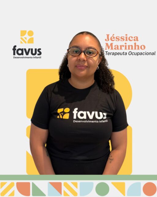 🐝 Jéssica Marinho, terapeuta ocupacional da Favus, reúne 9 anos de experiência no atendimento infantojuvenil, acompanhando crianças e adolescentes em diferentes momentos e desafios do desenvolvimento.🎓 Formada em Terapia Ocupacional pela Universidade de Brasília (UnB), possui Residência Multiprofissional em Saúde Mental Infantojuvenil pela Escola Superior de Ciências da Saúde (ESCS), especialização em Saúde Mental, pós-graduação em Análise do Comportamento e certificação em Integração Sensorial de Ayres.🧩 Ao longo de sua experiência clínica, Jéssica desenvolveu um olhar que busca compreender não apenas as dificuldades apresentadas pela criança, mas também suas potencialidades, interesses e a maneira singular como participa das atividades do dia a dia.💛 Sua prática considera a criança e o adolescente de forma integral, levando em conta suas necessidades individuais, a rotina e os contextos familiar e escolar. A partir disso, constrói intervenções individualizadas voltadas ao desenvolvimento de habilidades, à autonomia e à participação nas atividades que fazem parte da vida cotidiana.✨ Para Jéssica, a Terapia Ocupacional ganha sentido quando aquilo que é desenvolvido durante a intervenção se traduz em mais possibilidades de participação e independência fora da sala de terapia.👉 Venha conhecer de perto o nosso time. Quem cuida com verdade, transforma.