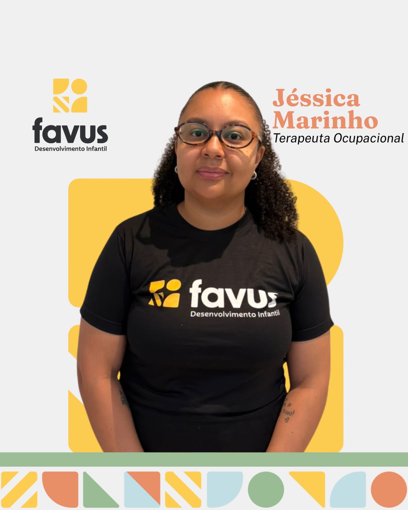 🐝 Jéssica Marinho, terapeuta ocupacional da Favus, reúne 9 anos de experiência no atendimento infantojuvenil, acompanhando crianças e adolescentes em diferentes momentos e desafios do desenvolvimento.🎓 Formada em Terapia Ocupacional pela Universidade de Brasília (UnB), possui Residência Multiprofissional em Saúde Mental Infantojuvenil pela Escola Superior de Ciências da Saúde (ESCS), especialização em Saúde Mental, pós-graduação em Análise do Comportamento e certificação em Integração Sensorial de Ayres.🧩 Ao longo de sua experiência clínica, Jéssica desenvolveu um olhar que busca compreender não apenas as dificuldades apresentadas pela criança, mas também suas potencialidades, interesses e a maneira singular como participa das atividades do dia a dia.💛 Sua prática considera a criança e o adolescente de forma integral, levando em conta suas necessidades individuais, a rotina e os contextos familiar e escolar. A partir disso, constrói intervenções individualizadas voltadas ao desenvolvimento de habilidades, à autonomia e à participação nas atividades que fazem parte da vida cotidiana.✨ Para Jéssica, a Terapia Ocupacional ganha sentido quando aquilo que é desenvolvido durante a intervenção se traduz em mais possibilidades de participação e independência fora da sala de terapia.👉 Venha conhecer de perto o nosso time. Quem cuida com verdade, transforma.