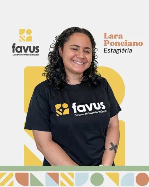 🐝 Lara é estagiária de apoio administrativo da Favus e soma ao time uma trajetória marcada pela versatilidade e pelo olhar atento aos detalhes. Com mais de dez anos de experiência em diferentes áreas, transita com facilidade entre gestão, tecnologia e suporte operacional, contribuindo para uma rotina mais organizada e eficiente.📄 Atua no suporte às rotinas administrativas, organização de processos e otimização do fluxo de trabalho, contribuindo para que a nossa colmeia funcione com clareza, agilidade e consistência no dia a dia.🎓 Em formação em Administração e pós-graduação em Ciência de Dados, alia conhecimento técnico a uma vivência prática ampla, o que fortalece sua capacidade de propor soluções e aprimorar continuamente os processos internos.🧠 Com um pensamento múltiplo e estruturado — característica comum em pessoas com altas habilidades — transita com naturalidade entre diferentes demandas, sempre com foco em simplificar e dar fluidez à rotina.🧩 Como pessoa autista, traz um olhar sensível e autêntico para o funcionamento de espaços voltados ao atendimento de pessoas atípicas, contribuindo com uma compreensão genuína sobre acolhimento, inclusão e comunicação respeitosa.⭐ Comprometida, curiosa e atenta aos detalhes, Lara soma à nossa colmeia com gentileza e proatividade, contribuindo para que cada processo aconteça com organização, fluidez e cuidado.👉 Vem conhecer de perto o nosso time. Quem cuida com verdade, transforma.