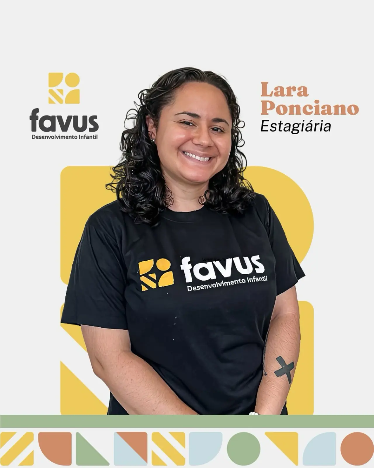 🐝 Lara é estagiária de apoio administrativo da Favus e soma ao time uma trajetória marcada pela versatilidade e pelo olhar atento aos detalhes. Com mais de dez anos de experiência em diferentes áreas, transita com facilidade entre gestão, tecnologia e suporte operacional, contribuindo para uma rotina mais organizada e eficiente.📄 Atua no suporte às rotinas administrativas, organização de processos e otimização do fluxo de trabalho, contribuindo para que a nossa colmeia funcione com clareza, agilidade e consistência no dia a dia.🎓 Em formação em Administração e pós-graduação em Ciência de Dados, alia conhecimento técnico a uma vivência prática ampla, o que fortalece sua capacidade de propor soluções e aprimorar continuamente os processos internos.🧠 Com um pensamento múltiplo e estruturado — característica comum em pessoas com altas habilidades — transita com naturalidade entre diferentes demandas, sempre com foco em simplificar e dar fluidez à rotina.🧩 Como pessoa autista, traz um olhar sensível e autêntico para o funcionamento de espaços voltados ao atendimento de pessoas atípicas, contribuindo com uma compreensão genuína sobre acolhimento, inclusão e comunicação respeitosa.⭐ Comprometida, curiosa e atenta aos detalhes, Lara soma à nossa colmeia com gentileza e proatividade, contribuindo para que cada processo aconteça com organização, fluidez e cuidado.👉 Vem conhecer de perto o nosso time. Quem cuida com verdade, transforma.